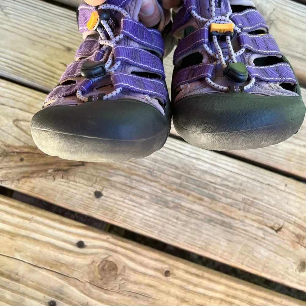 Keen Newport H2 Kids Waterproof‎ Sandals Size 5 Purple/ Black (bin#9)